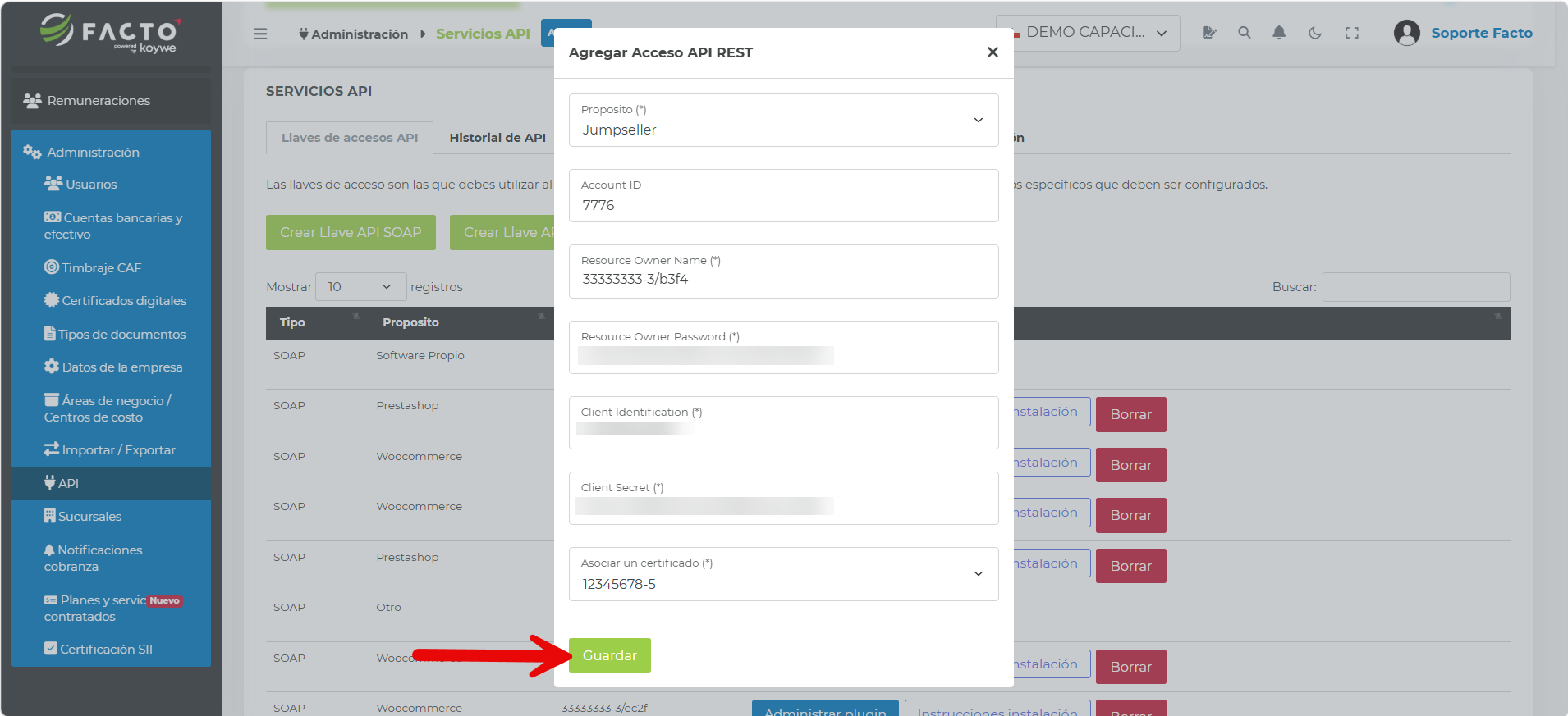 Ventana emergente para agregar acceso API REST con los campos completados y una flecha señalando el botón Guardar
